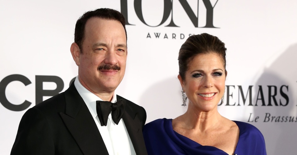 9.jun.2013 - Os atores Tom Hanks e Rita Wilson chegam à 67ª cerimônia de entrega dos prêmios Tony, em Nova York