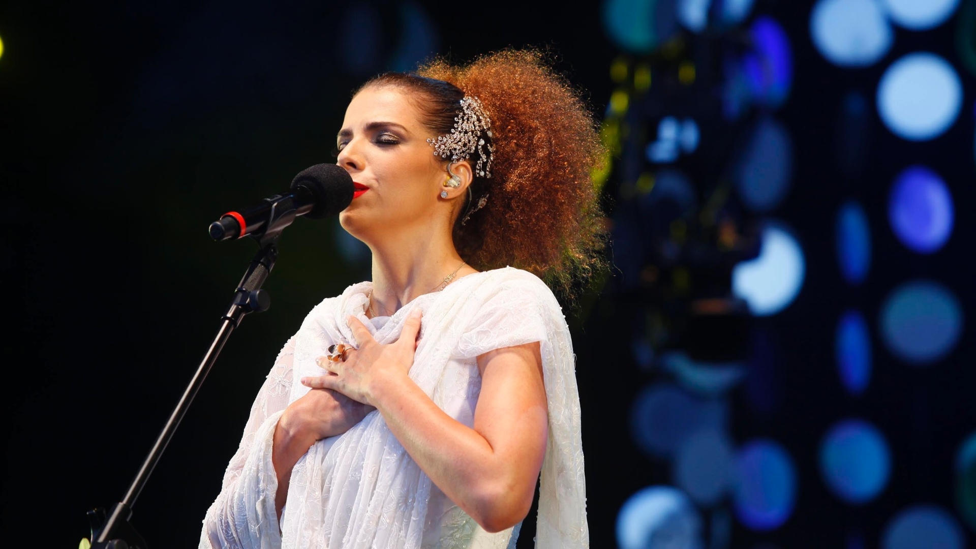 9.jun.2013 - Vanesssa da Mata se apresenta na praia de Ipanema, no Rio de Janeiro - Marco Antônio Teixeira / UOL