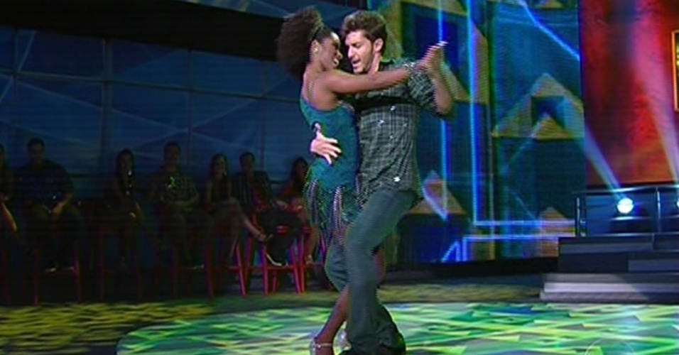 Klébber Toledo e Ivi Pizzott dançam "As Mina Pira", de Fernando e Sorocaba, na noite forró na "Dança dos Famosos"