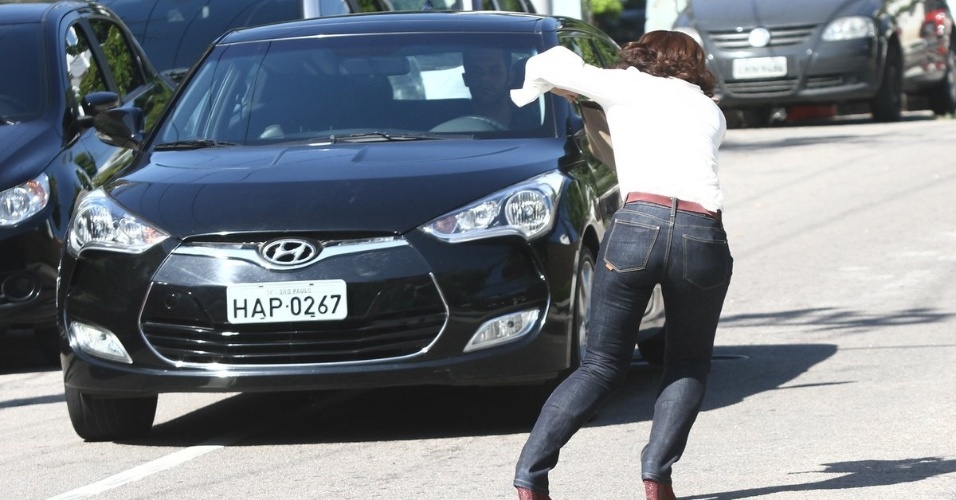 10.jun.2013 - Dublê de Regiane Alves grava a cena em que a personagem Renata é atropelada por Tito (Rômulo Arantes)