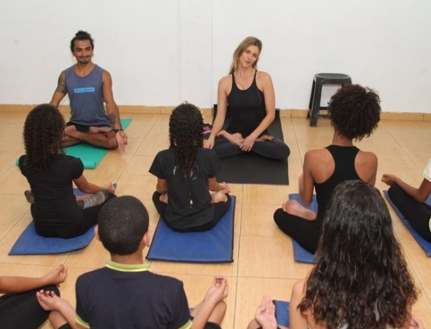 10.jun.2013 - Fernanda Lima dá aula de yoga para crianças de grupo de teatro
