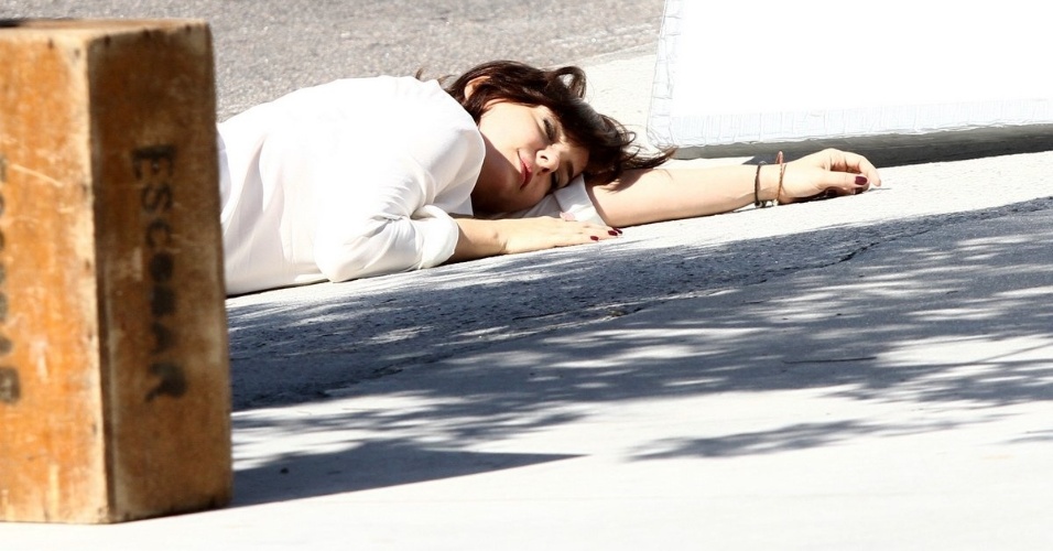 10.jun.2013 - Regiane Alves grava a cena em que sua personagem, Renata, é atropelada por Tito (Rômulo Arantes)