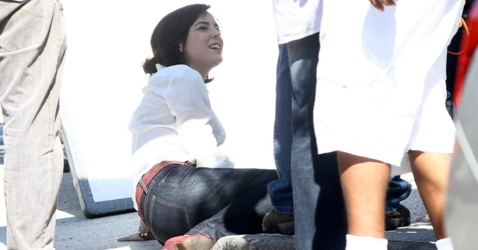 10.jun.2013 - Regiane Alves ouve as instruções do diretor antes de gravar a cena em que sua personagem, Renata, é atropelada por Tito (Rômulo Arantes)