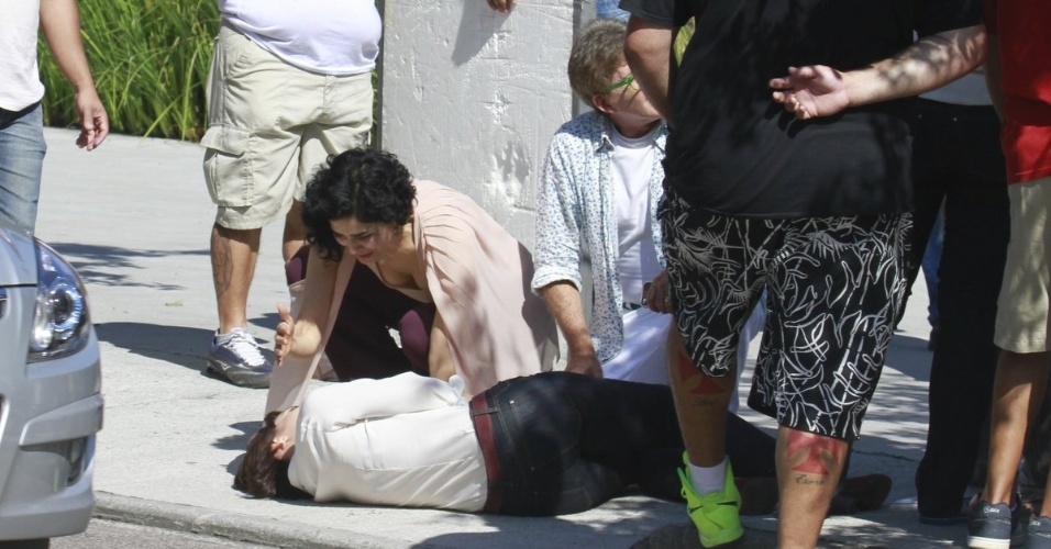 10.jun.2013 - Verônica (Letícia Sabatella) e Tio Lili (Edwin Luisi) se assustam com o atropelamento de Renata (Regiane Alves)