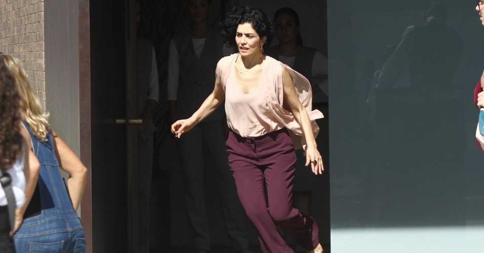 10.jun.2013 - Verônica (Letícia Sabatella) sai correndo para ajudar Renata (Regiane Alves), que é atropelada por Tito (Rômulo Arantes)