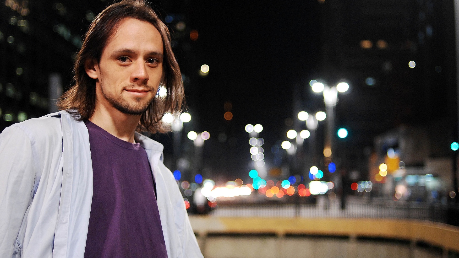 (6.junho.2013) - Thomas Fessel tem um relacionamento aberto com uma menina. - Reinaldo Canato / UOL