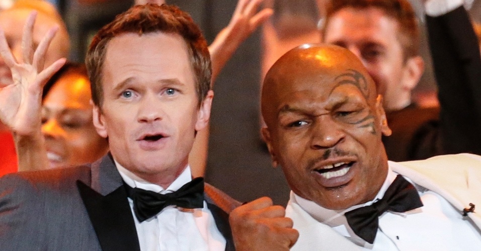 9.jun.2013 - O ator Neil Patrick Harris e o ex-boxeador Mike Tyson participam de performance na abertura da cerimônia de entrega do Tony