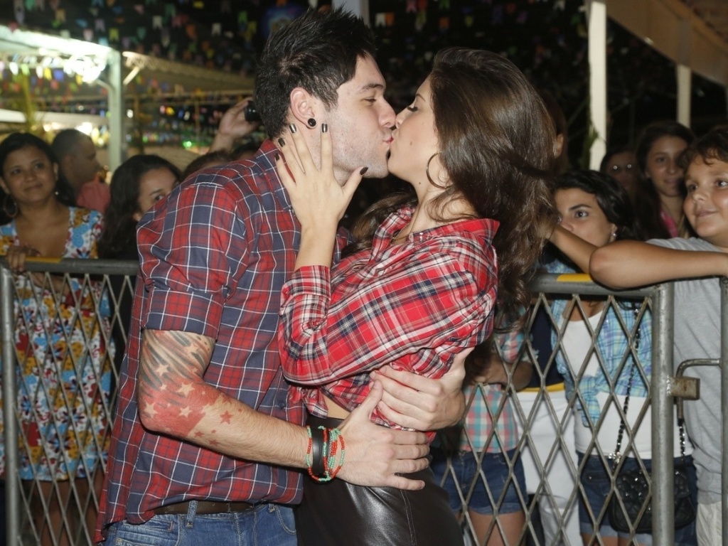 9.jun.2013 - Os ex-BBBs Nasser e Andressa trocam beijos na décima edição do 