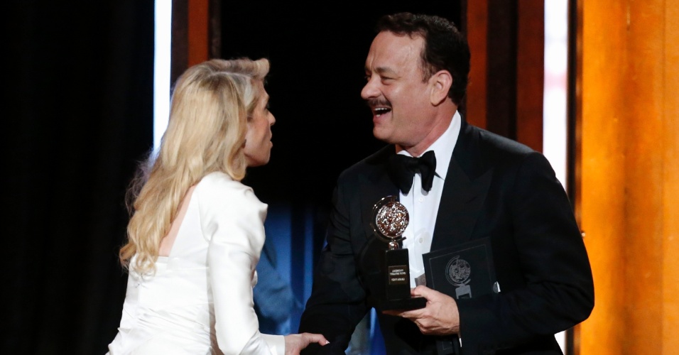 9.jun.2013 - Tom Hanks, que foi indicado na categoria Melhor Ator, entregou prêmio à atriz Judith Light