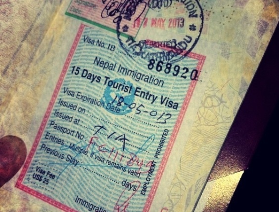Mostrando o carimbo do passaporte, Bruno prometeu voltar ao Nepal