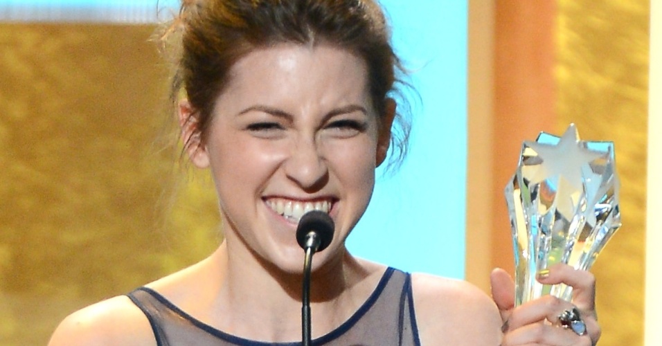 10.jun.2013 - A atriz Eden Sher recebe o prêmio de melhor atriz coadjuvante pela série "The Middle"