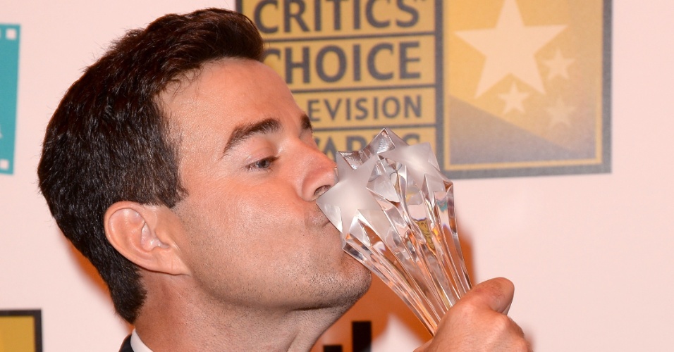 10.jun.2013 - O apresentador Carson Daly beija o prêmio de melhor reality show de competição para o "The Voice", no Beverly Hilton Hotel, em Los Angeles