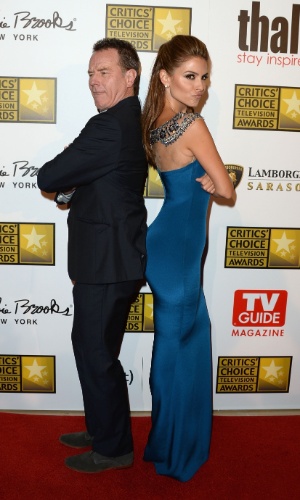 10.jun.2013 - Os atores Bryan Cranston e Maria Menounos fazem graça no tapete vermelho do Critic Choice Awards no Beverly Hilton Hotel em Los Angeles