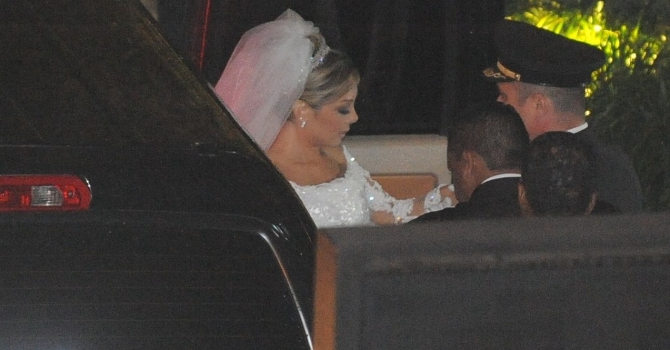 11.jun.2013 - A noiva Andrea Cypriano Nunes chega para sua cerimônia de casamento com o sertanejo Edson