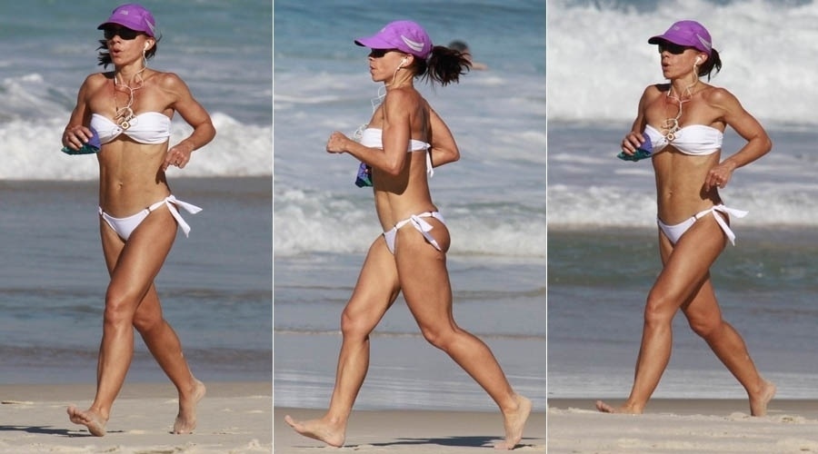11.jun.2013 - De biquíni, Carla Marins corre na praia da Barra
