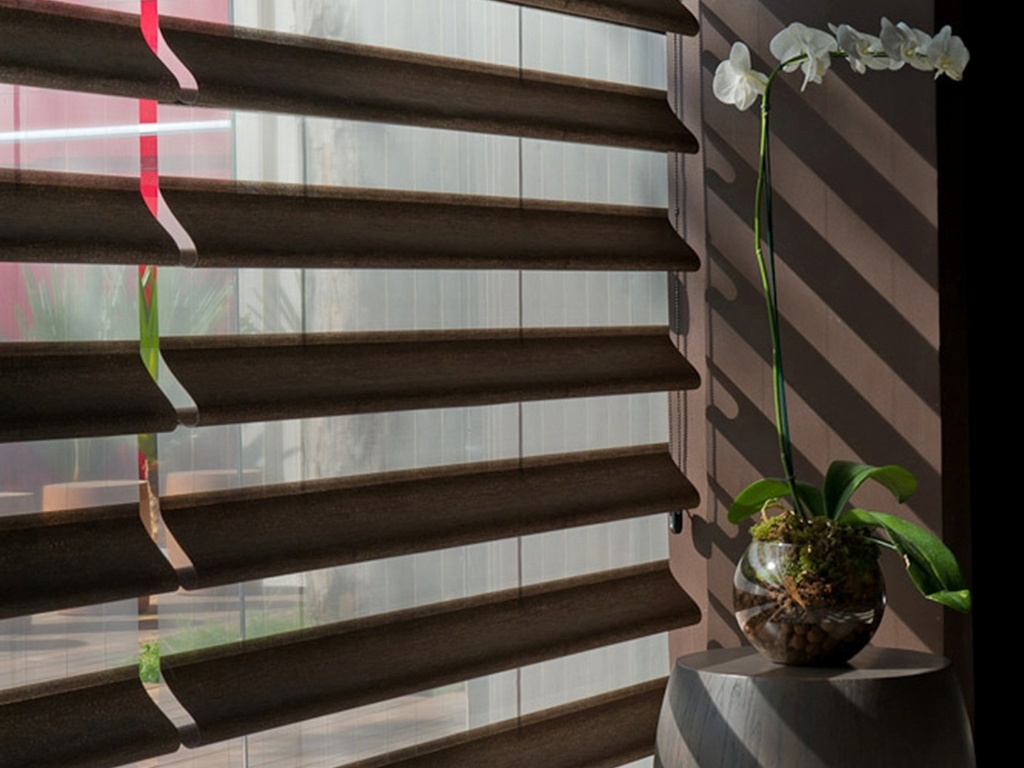 A cortina Illuminê, da Amorim Persianas e Cortinas (www.amorimcortinas.com.br), é produzida em tecido de poliéster e seu preço sugerido pela marca é R$ 360 (o m²) I Preços pesquisados em junho de 2013 e sujeitos a alterações - Divulgação