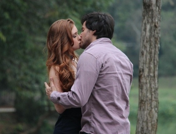 Em "Amor à Vida", Marina Ruy Barbosa e Ricardo Tozzi gravam primeiro beijo de Thales e Nicole