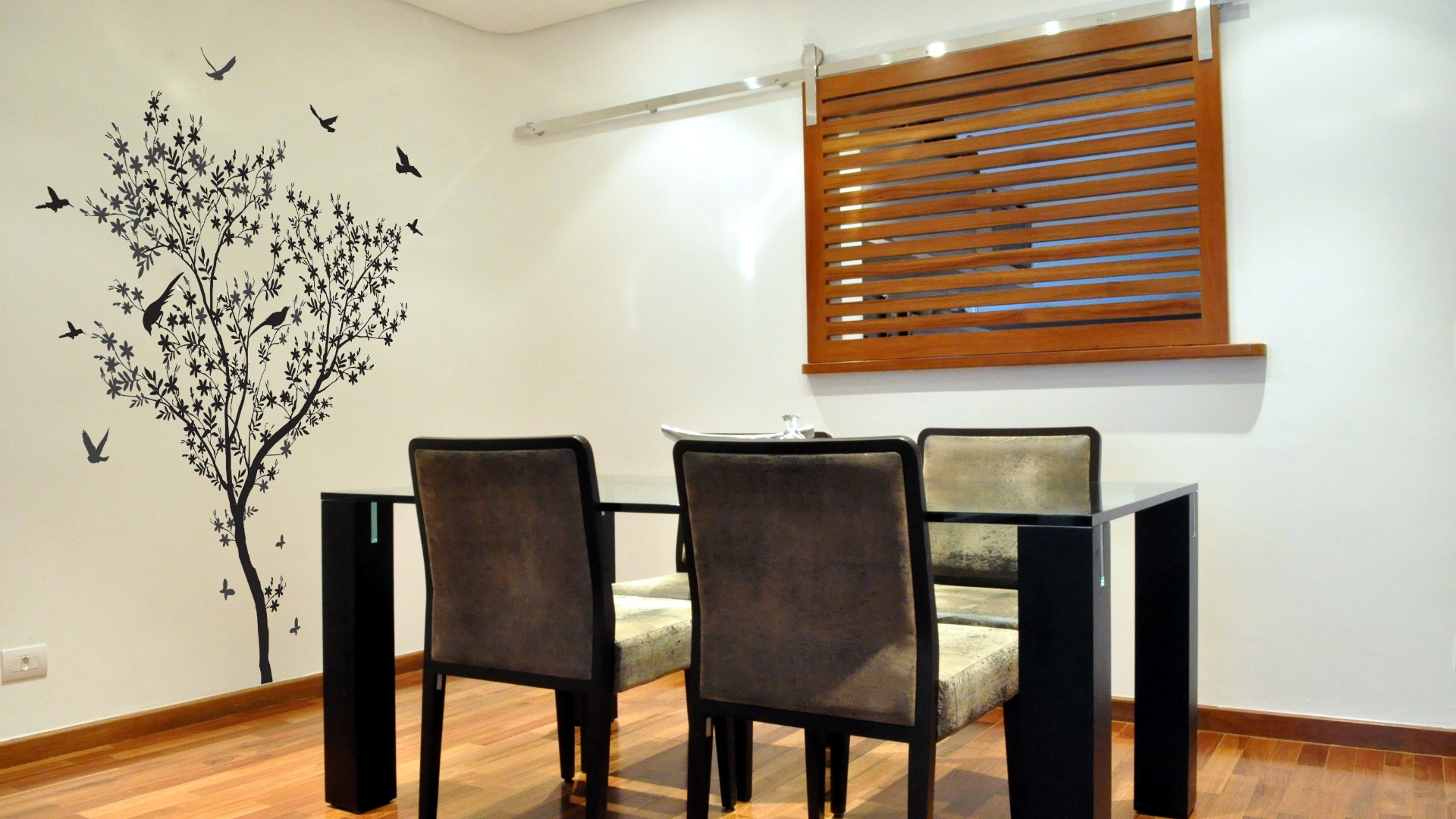 O adesivo Árvore Main, da Piglue (www.piglueadesivos.com.br) pode ser aplicado em qualquer superfície e está à venda na loja virtual da marca por R$ 85 I Preços pesquisados em junho de 2013 e sujeitos a alterações - Divulgação