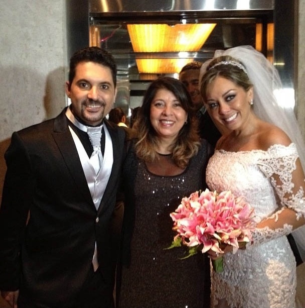 11.jun.2013 - A cantora Roberta Miranda posa com os noivos Edson e Andréa em festa em São Paulo