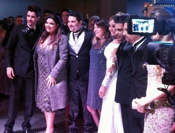 11.jun.2013 - A cantora Roberta Miranda posta foto dos noivos e convidados durante a cerimônia