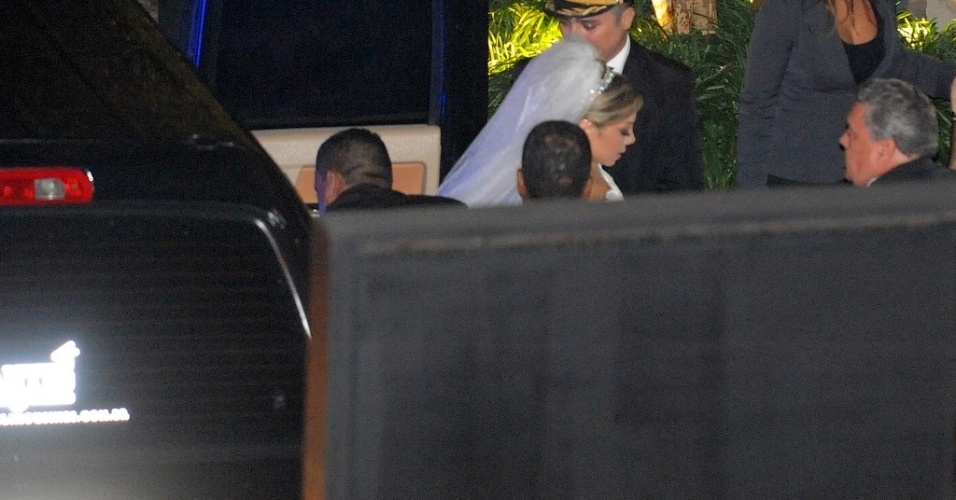 11.jun.2013 - A noiva Andrea Cypriano Nunes chega para seu casamento com o sertanejo Edson em uma casa de festas em São Paulo