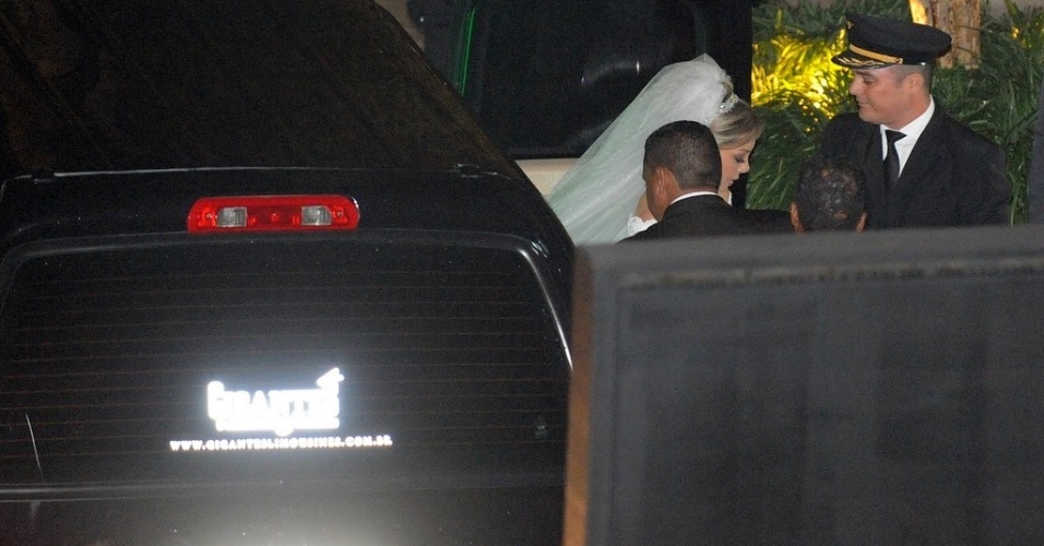 11.jun.2013 - A noiva Andrea Cypriano Nunes chega para seu casamento com o sertanejo Edson em uma casa de festas em São Paulo