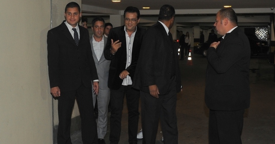 11.jun.2013 - Apresentador Geraldo Luís chega ao casamento do sertanejo Edson em casa de festas em São Paulo