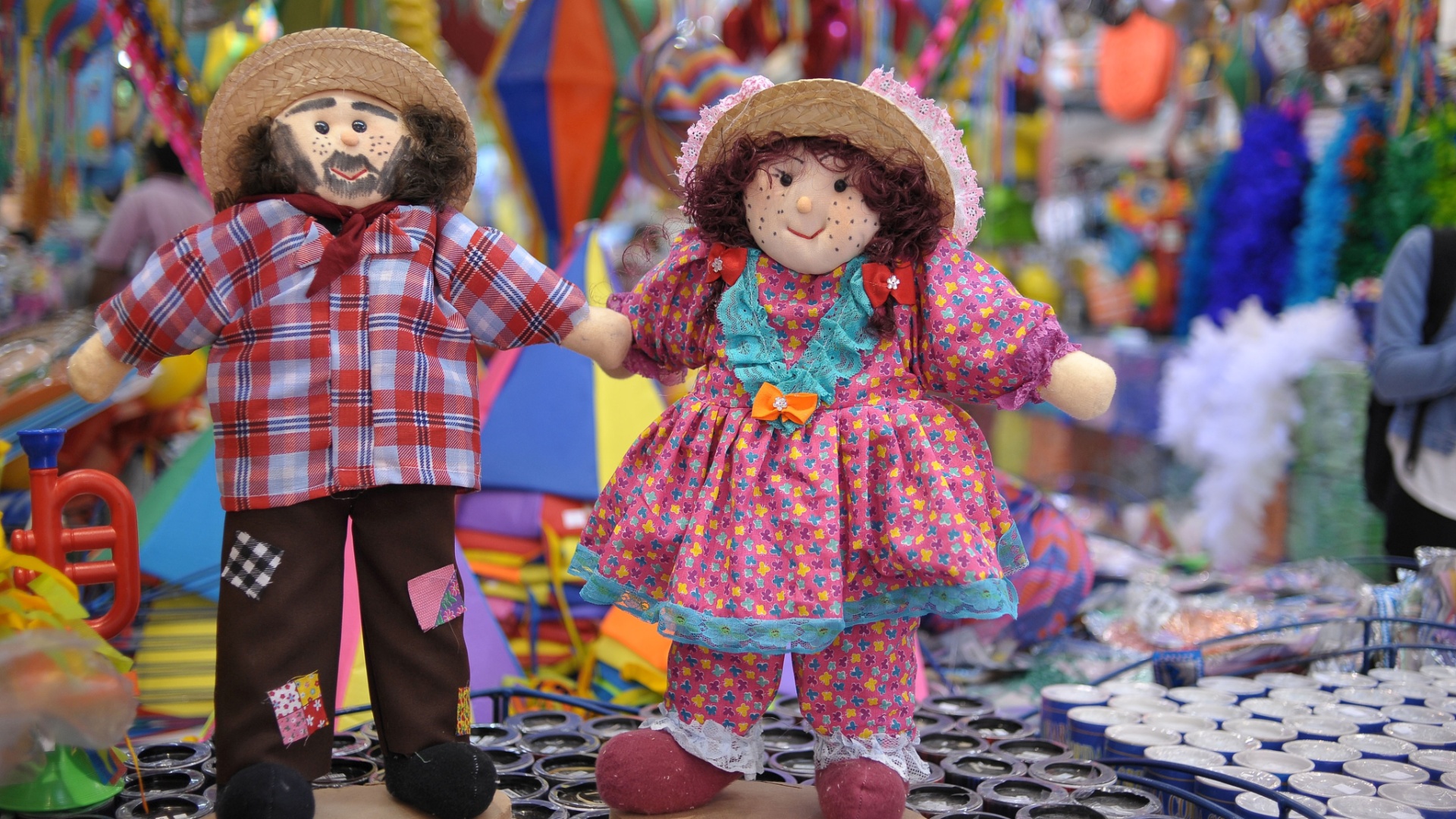 11.jun.2013 - Itens de festa junina à venda expostos na Ladeira Porto Geral, centro de São Paulo - Reinaldo Canato/UOL