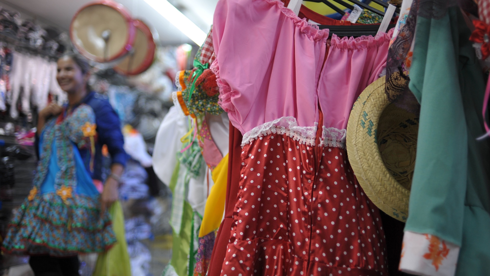11.jun.2013 - Itens de festa junina à venda expostos na Ladeira Porto Geral, centro de São Paulo - Reinaldo Canato/UOL