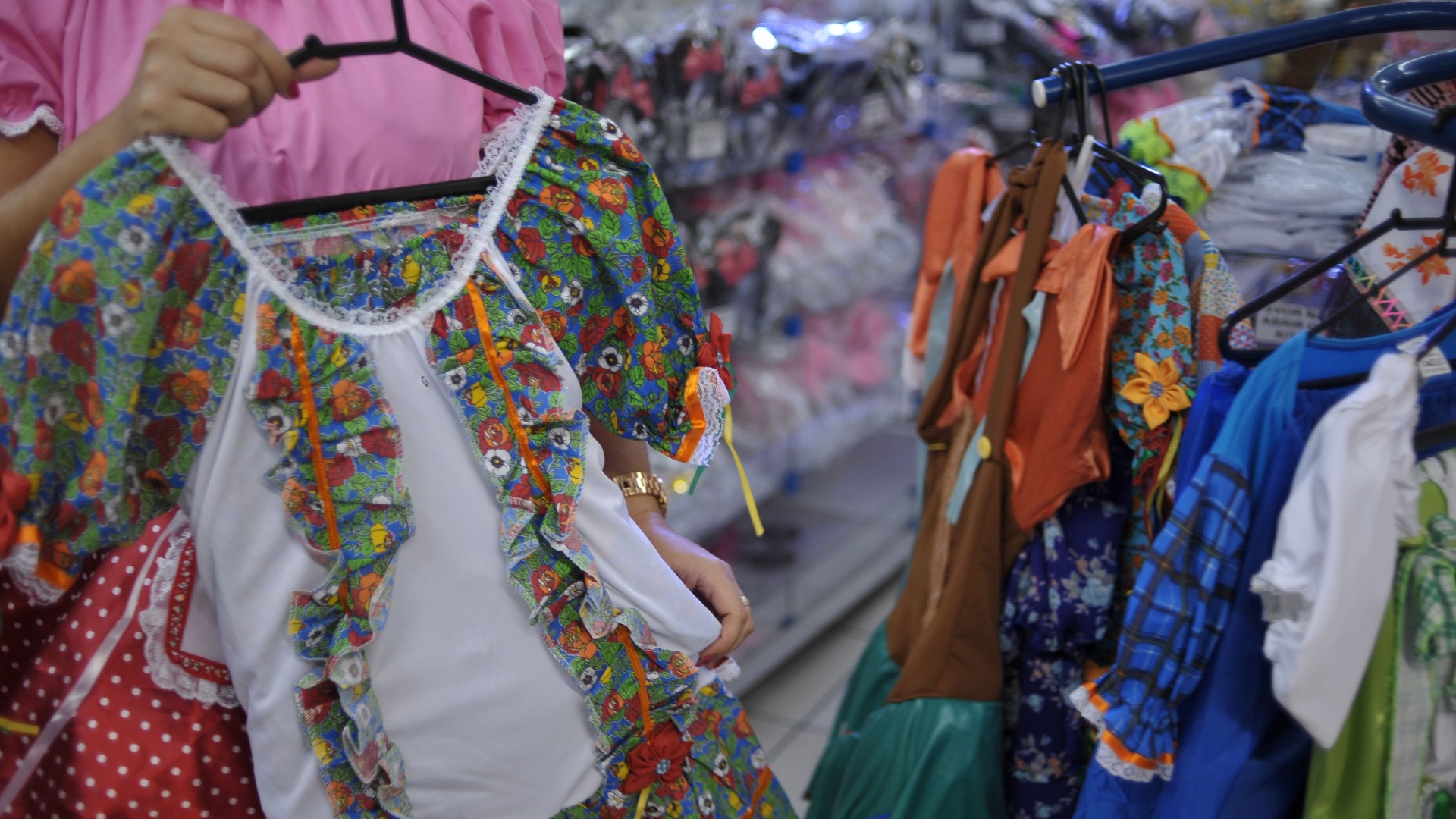 11.jun.2013 - Itens de festa junina à venda expostos na Ladeira Porto Geral, centro de São Paulo - Reinaldo Canato/UOL
