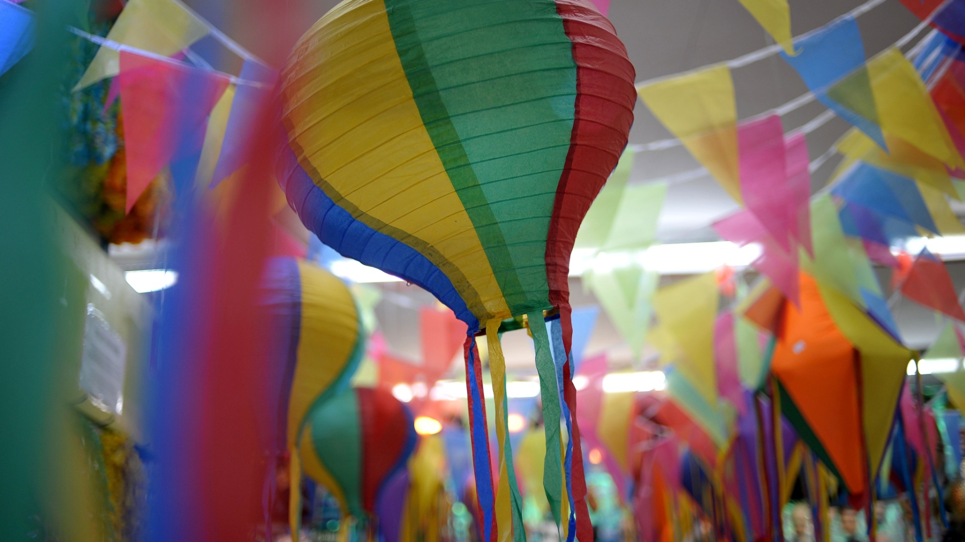 11.jun.2013 - Itens de festa junina à venda expostos na Ladeira Porto Geral, centro de São Paulo - Reinaldo Canato/UOL