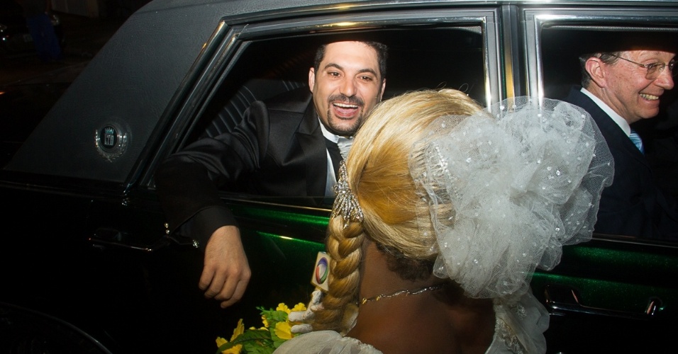 11.jun.2013 - O noivo Edson, da dupla Edson & Hudson, conversa com a imprensa na chegada ao seu casamento. A cerimônia foi realizada em uma casa de festas em Moema, na zona sul de São Paulo, para cerca de 500 convidados