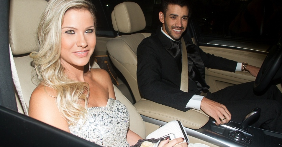 11.jun.2013 - Padrinho da cerimônia, o cantor Gusttavo Lima chegou com a noiva, Andressa Suita, para a cerimônia de casamento do sertanejo Edson, em uma casa de festas em São Paulo