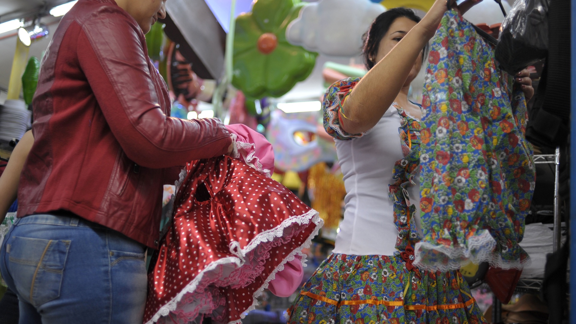 11.jun.2013 - Público confere itens de festa junina à venda expostos na Ladeira Porto Geral, centro de São Paulo - Reinaldo Canato/UOL