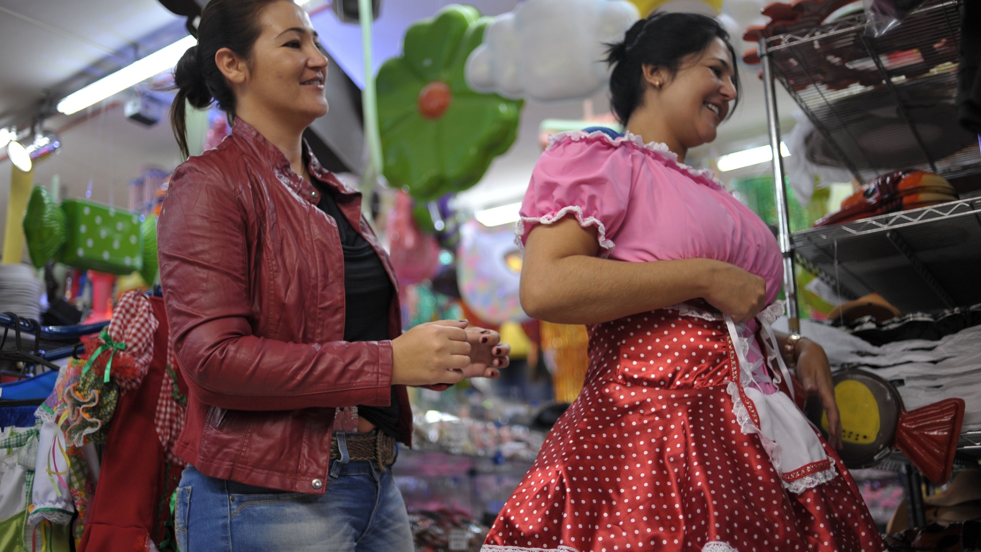 11.jun.2013 - Público confere itens de festa junina à venda expostos na Ladeira Porto Geral, centro de São Paulo - Reinaldo Canato/UOL