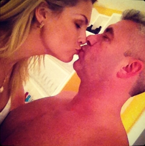 12.jun.2013 - Ana Hickmann publica foto de beijo no marido e deseja um Feliz Dia dos Namorados