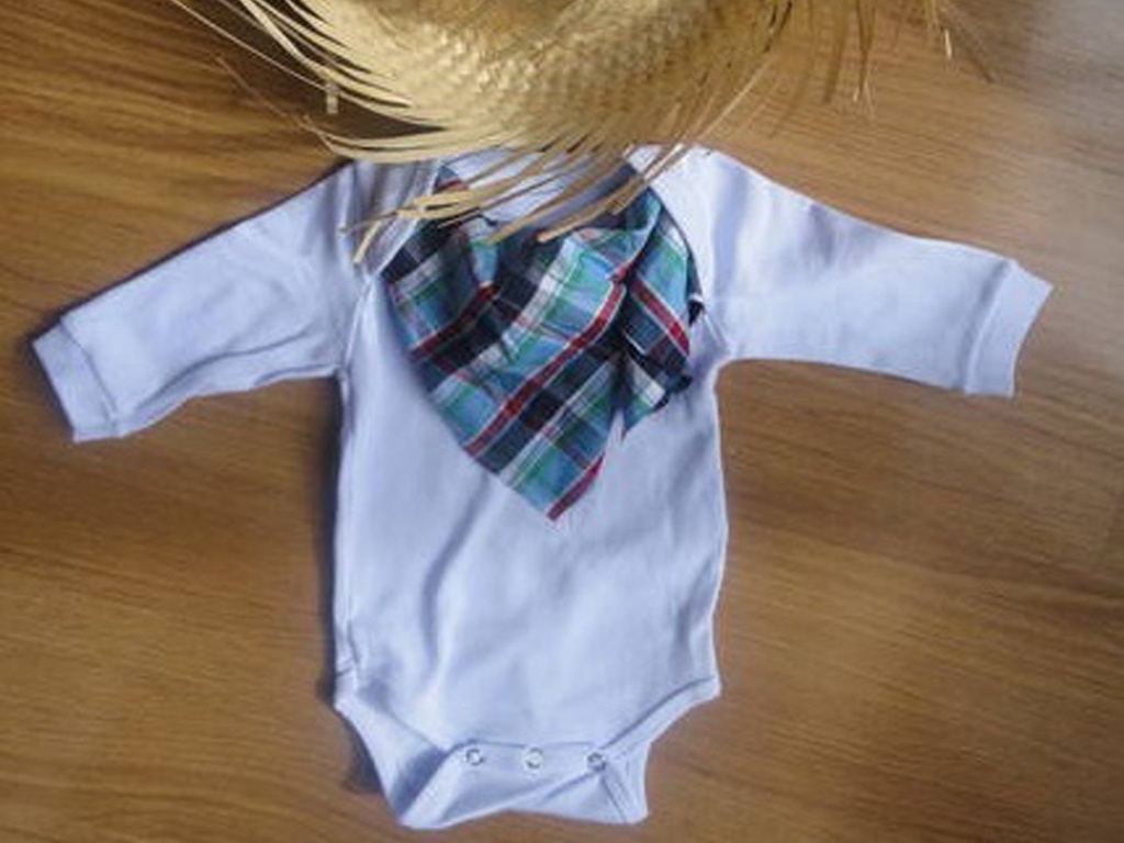 Kit Body Caipira, acompanha lencinho xadrez e chapéu de palha. Disponível no tamanho: até 1 ano. Da marca Le Petit Pola para Elo7. (www.elo7.com.br/lepetitpola). R$ 68. Preço consultado em maio de 2013. Sujeito a alterações - Divulgação