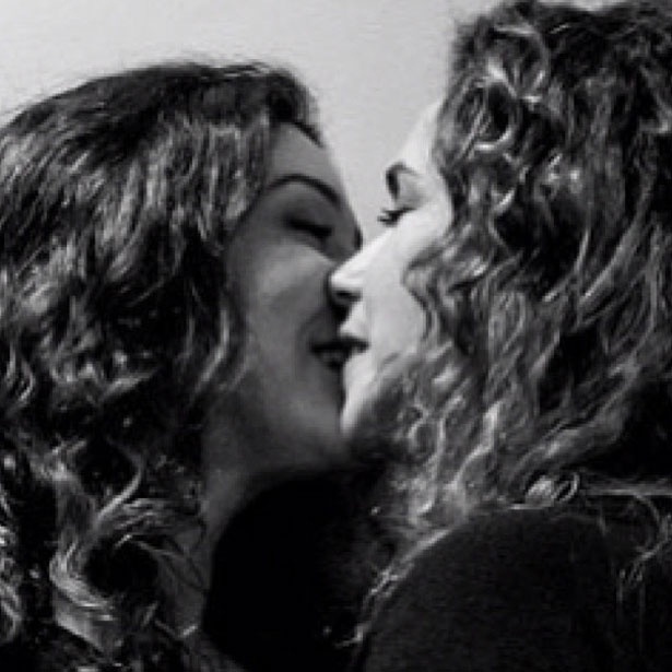 12.jun.2013 - Daniela Mercury posta foto beijando a companheira Malu Verçosa no dia dos namorados. 