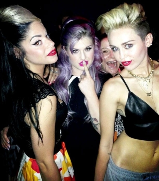 12.jun.2013 - Kelly Osbourne e Miley Cyrus saem com as amigas para casa noturna de Los Angeles. "Noite das garotas", escreveu Kelly na foto postada no Twitter