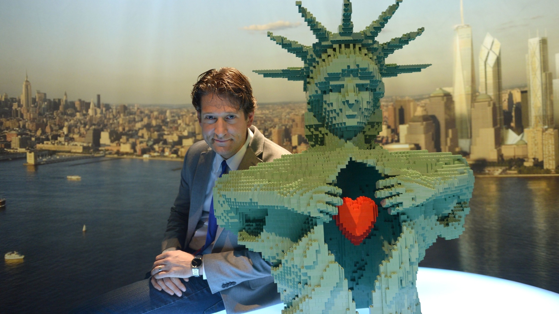 A mostra ?The Art of the Bricks?, de Nathan Sawaya, começa em Nova York no dia 14 de junho até janeiro de 2014. O artista plástico utiliza peças do tradicional brinquedo Lego para criar novas esculturas, como a da estátua da liberdade mostrando seu coração - AFP PHOTO/Emmanuel Dunand