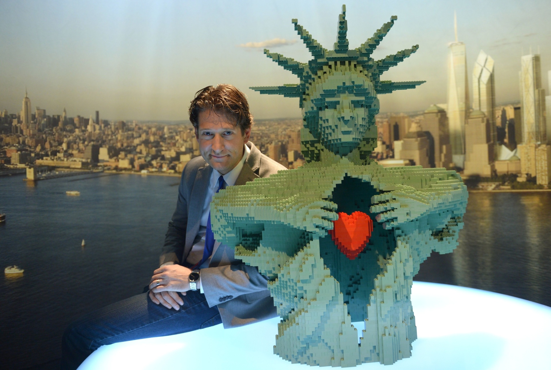 A mostra ?The Art of the Bricks?, de Nathan Sawaya, começa em Nova York no dia 14 de junho até janeiro de 2014. O artista plástico utiliza peças do tradicional brinquedo Lego para criar novas esculturas, como a da estátua da liberdade mostrando seu coração - AFP PHOTO/Emmanuel Dunand