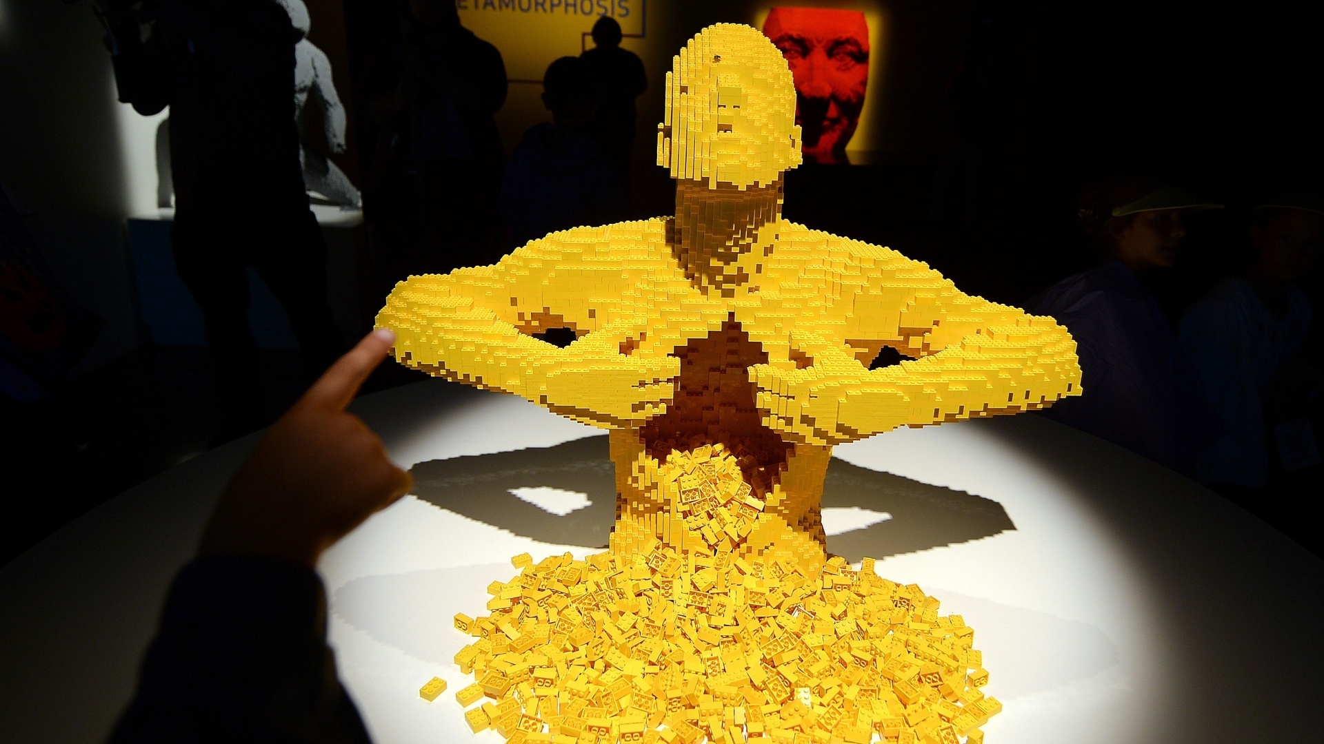 Homem feito de peças de Lego abre o peito na mostra "The Art of the Bricks", em Nova York - AFP PHOTO/Emmanuel Dunand