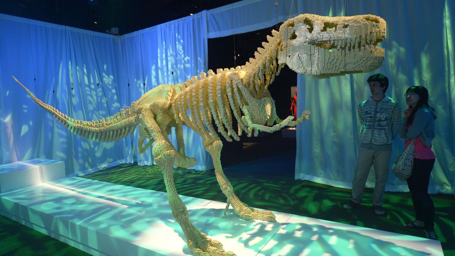 Nathan Sawaya usou peças de lego para criar esculturas coloridas e extravagantes, entre elas, a de um dinossauro - AFP PHOTO/Emmanuel Dunand