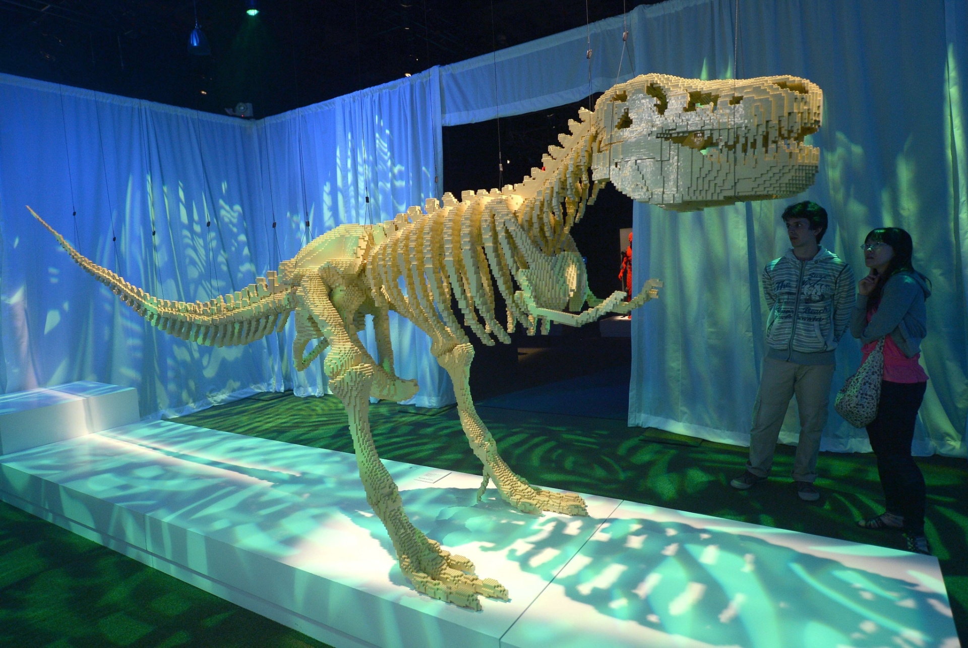 Nathan Sawaya usou peças de lego para criar esculturas coloridas e extravagantes, entre elas, a de um dinossauro - AFP PHOTO/Emmanuel Dunand