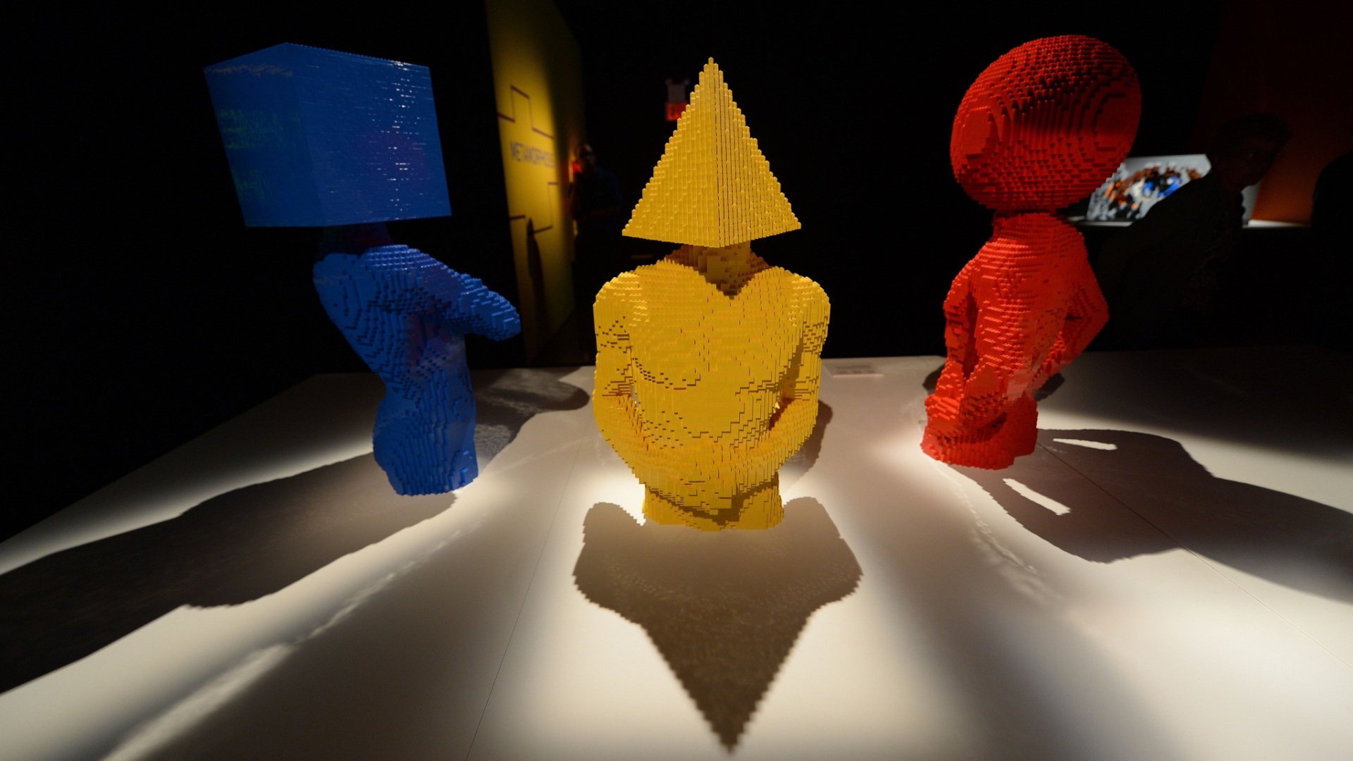 O artista plástico Nathan Sawaya cria coleções personalizadas com Lego desde 2002 - AFP PHOTO/Emmanuel Dunand