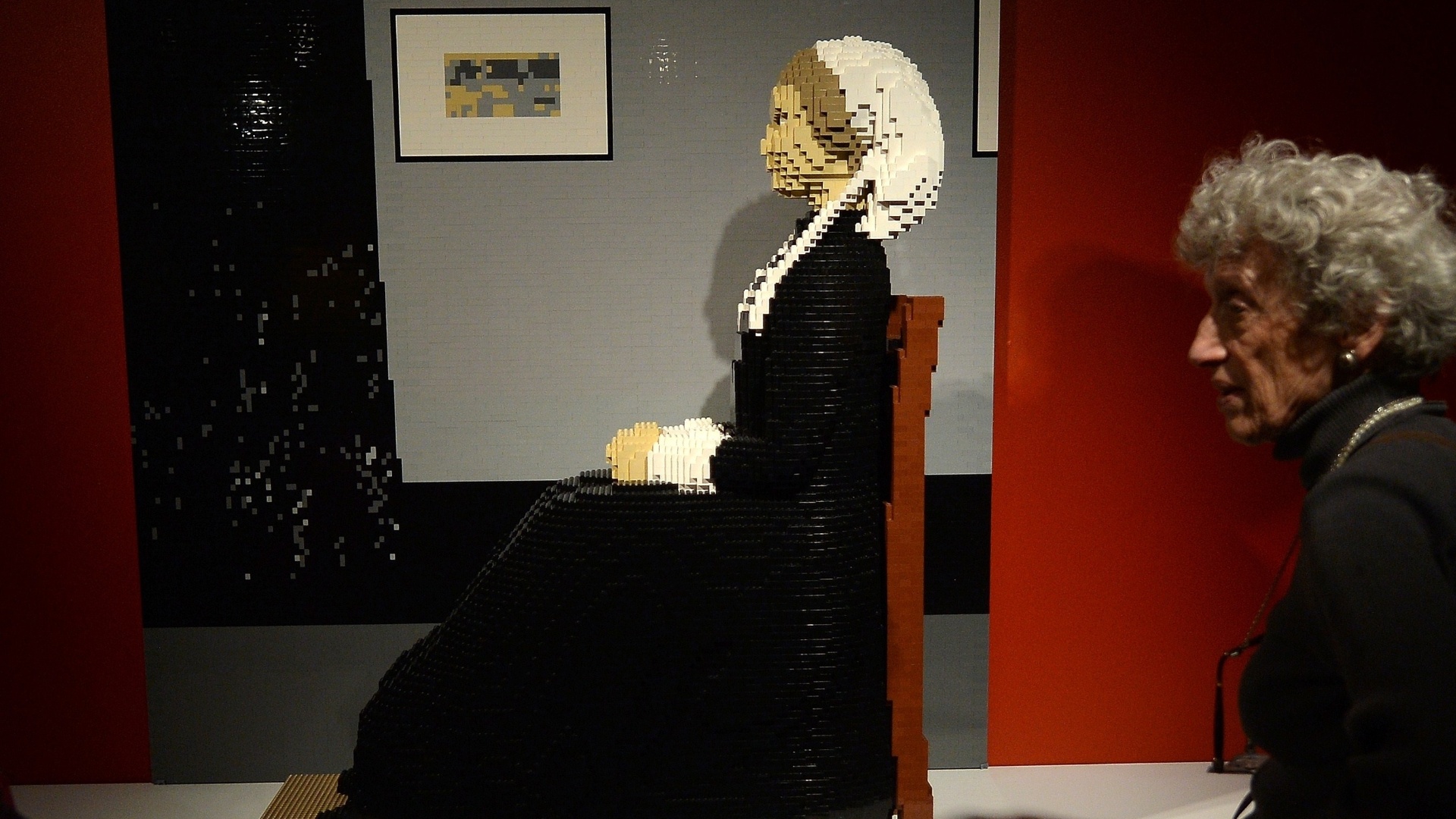 O artista plástico Nathan Sawaya mostra suas esculturas feitas com Lego na exposição ?The Art of the Bricks?, que começa em Nova York no dia 14 de junho. Além das criações originais, Nathan revisita ícones da arte e da cultura ancestral com os pequenos blocos coloridos - AFP PHOTO/Emmanuel Dunand