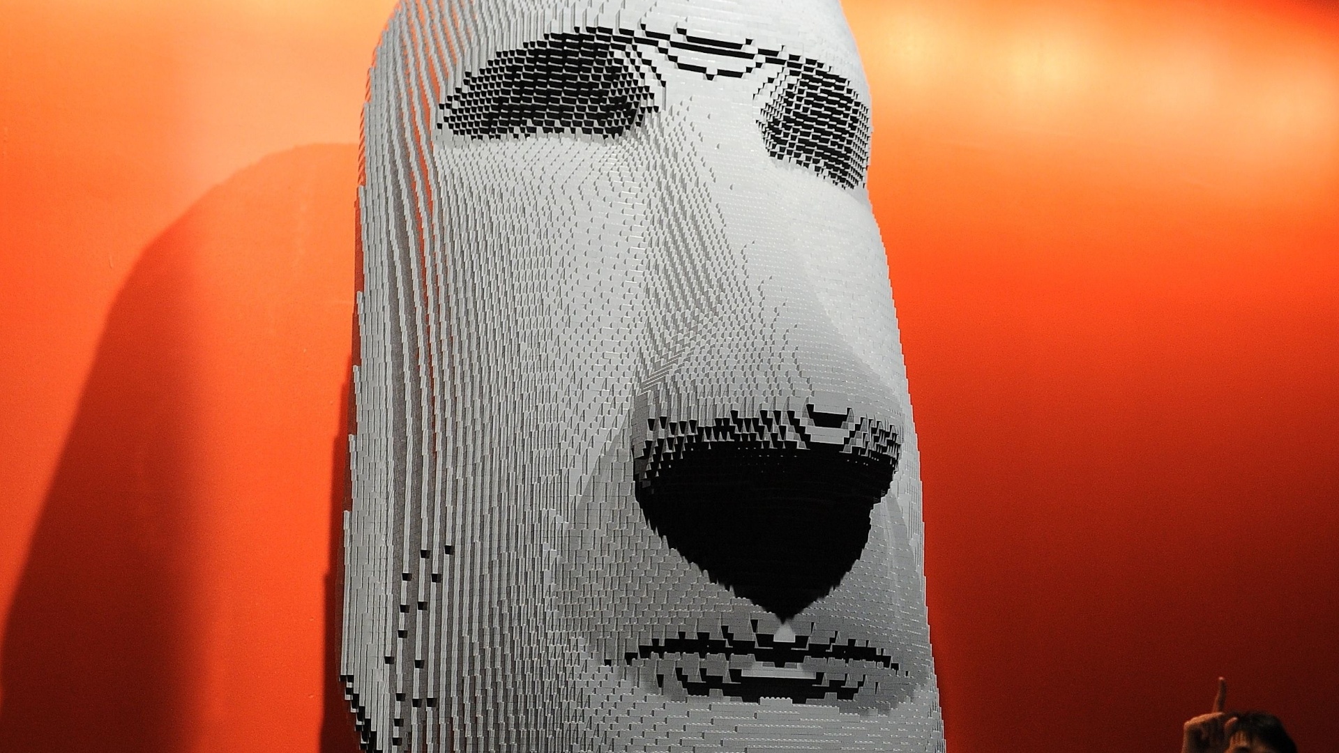 O artista plástico Nathan Sawaya mostra suas esculturas feitas com Lego na exposição ?The Art of the Bricks?, que começa em Nova York no dia 14 de junho. Além das criações originais, Nathan revisita ícones da arte e da cultura ancestral com os pequenos blocos coloridos - AFP PHOTO/Emmanuel Dunand