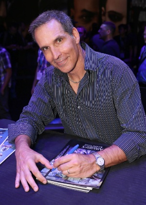 O desenhista Todd McFarlane, criador de Spawn, apareceu no estande da Ubisoft para assinar pôsteres - Alexandra Wyman/Invision for Ubisoft - Alexandra Wyman/Invision for Ubisoft