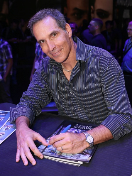 O desenhista Todd McFarlane, criador de Spawn, apareceu no estande da Ubisoft para assinar pôsteres - Alexandra Wyman/Invision for Ubisoft - Alexandra Wyman/Invision for Ubisoft