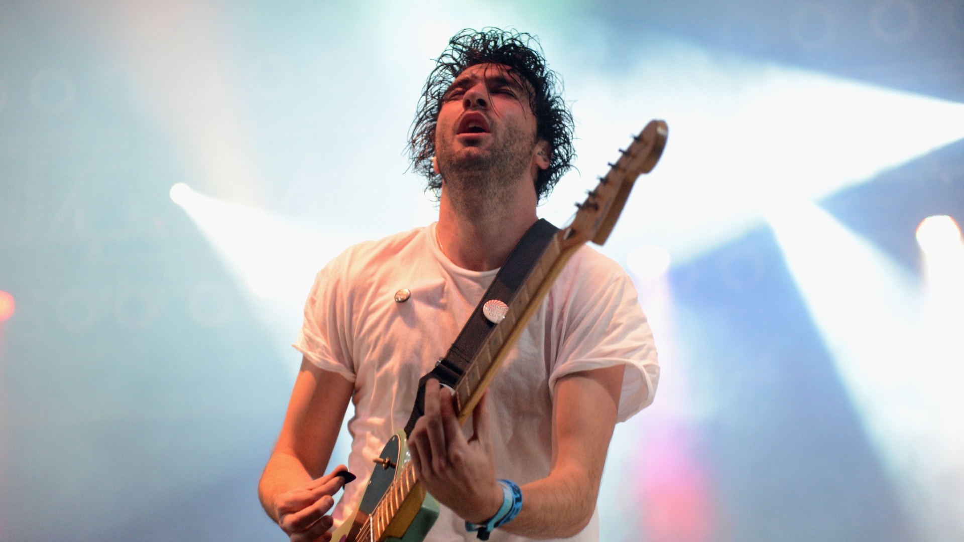 13.jun.2013 - Brian King, da banda Japandroids, toca no primeiro dia do Bonnaroo Music & Arts Festival - Jason Merritt / Getty Images / AFP Photo
